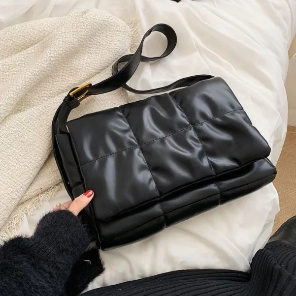 

RTS Stock New Design Quilted Fabric Handbag Ladies Large Capacity Shoulder Underarm Bags Pillow Handbag For Women, 5 colors or custom