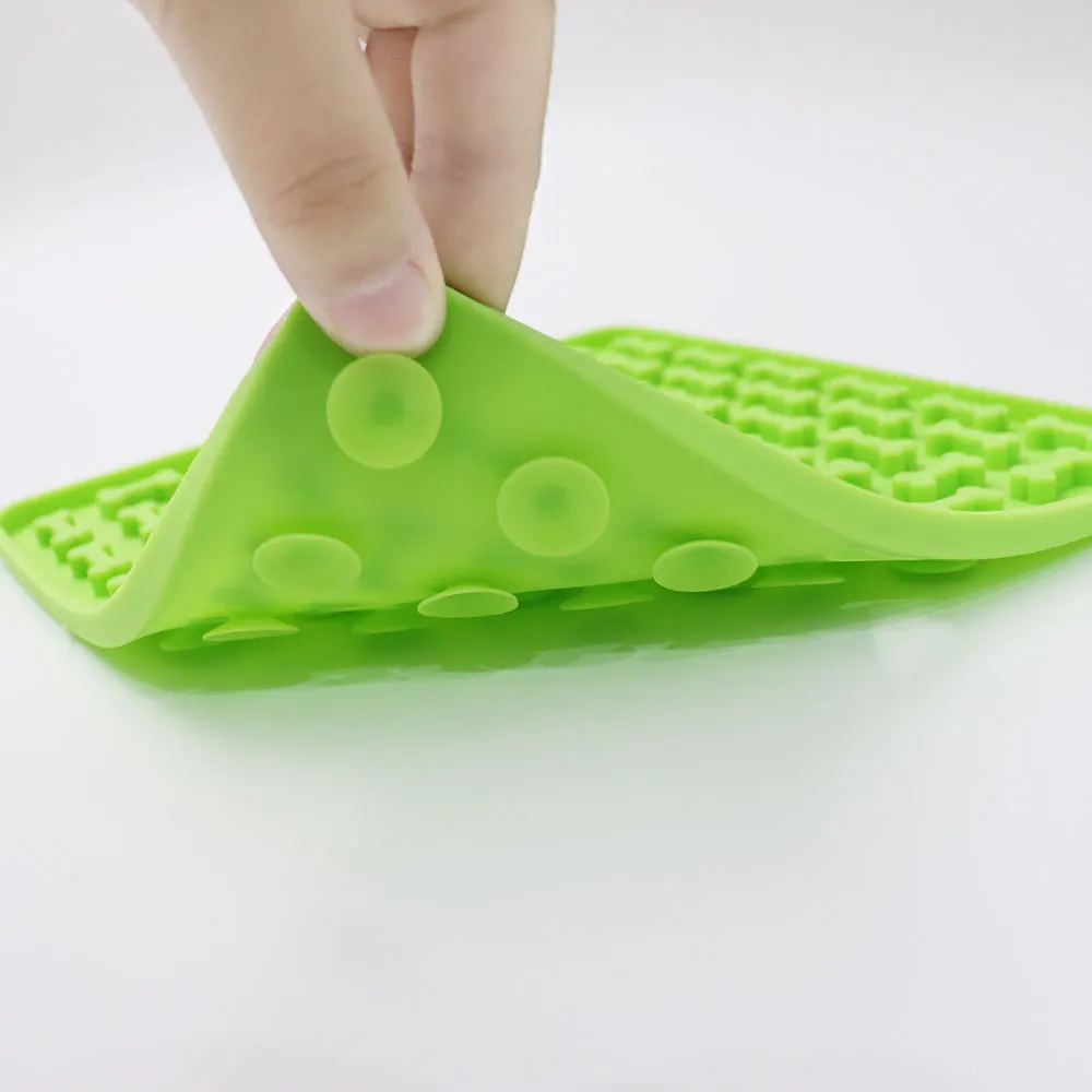 

Custom Set of 4 Silicone Super Suction Bathing Distraction Device Pet Dog Lick Food Bowls Container Dog Lick Mat