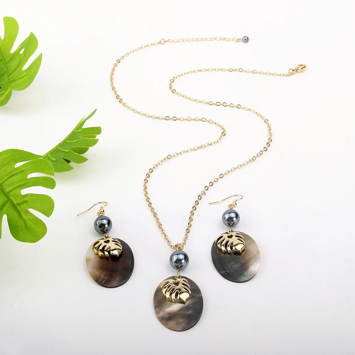 

2022 Hot Sale Hawaiian Necklace and Earrings Set Samoa Island Style Earring Mother of Pearl Jewelry Set Flower Pendant