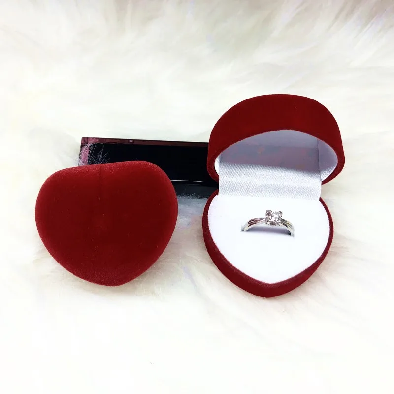 

2021 Customized Logo Red White Love Heart Ring Box Red Velvet Heart Ring Box For Girlfriend Gift