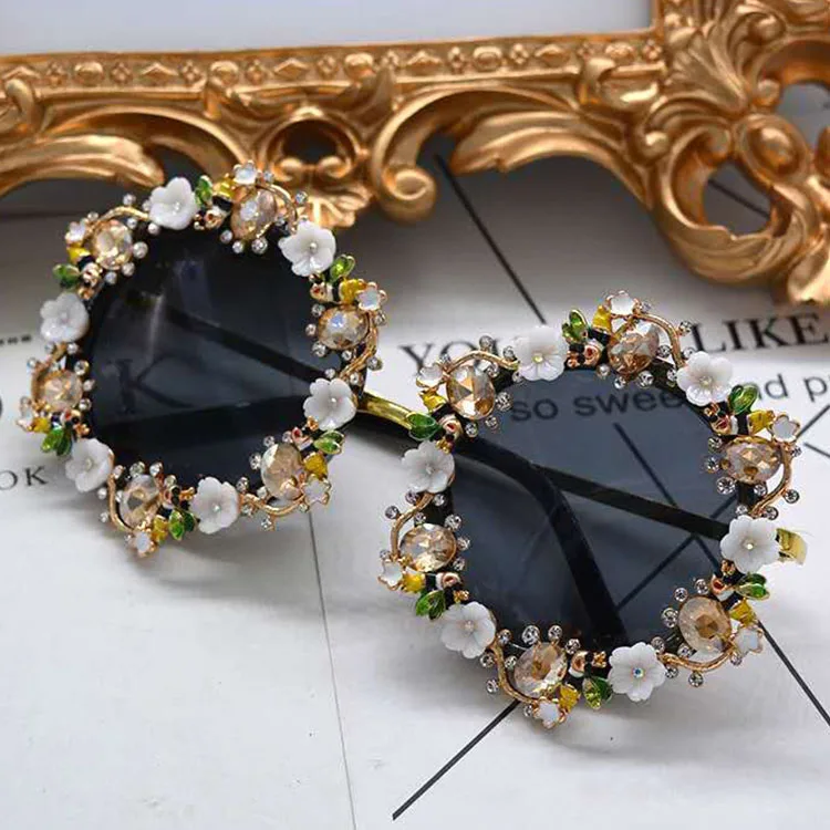 

2020 Summer beach sunglasses with pearl fancy round women diamond bling sunglasses, Custom color