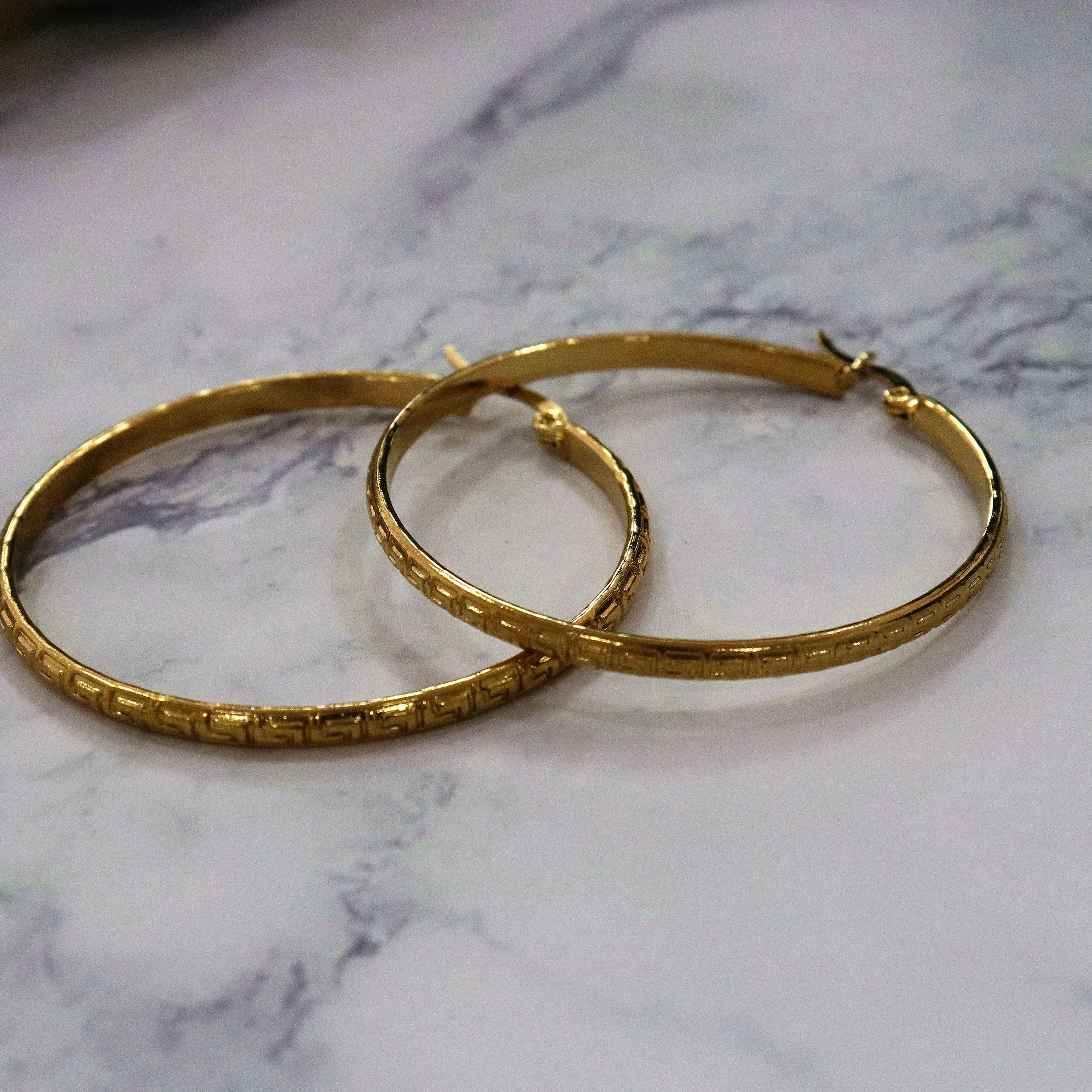 

Chinese Design Fashion Jewelry Gold Flat Hoop Earrings Vintage Jewellery Women Stainless Steel Texture Hoop Earrings
