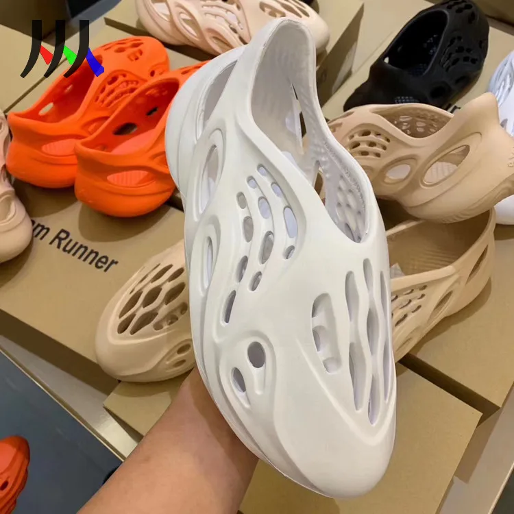 

2020 Summer Leisure Yeezy Slide Foam Runner Footwear Joker Pure White Color Coconut Croc Beach Sandals Shoes For Men Women