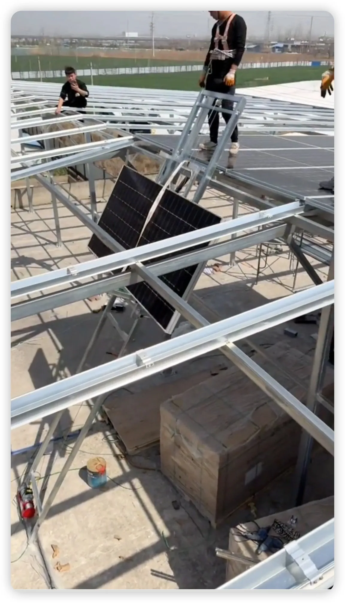 Flip-type PV Panel Lifter in rooftop installation work