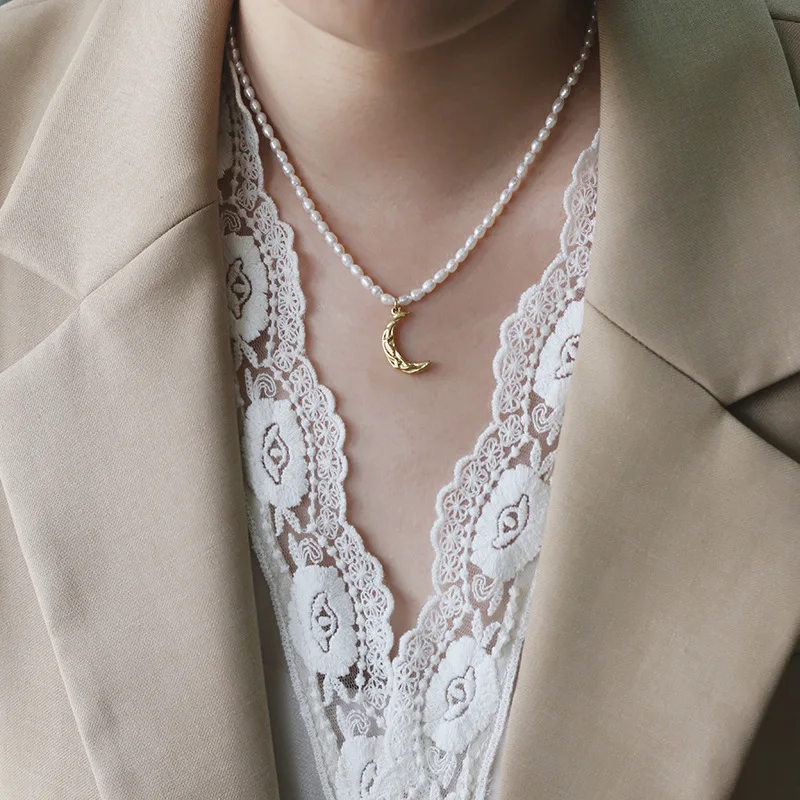 

Elegant Jewelry Freshwater Pearl Beaded Necklace 18K Gold Plated Stainless Steel Moon Pendant Necklace