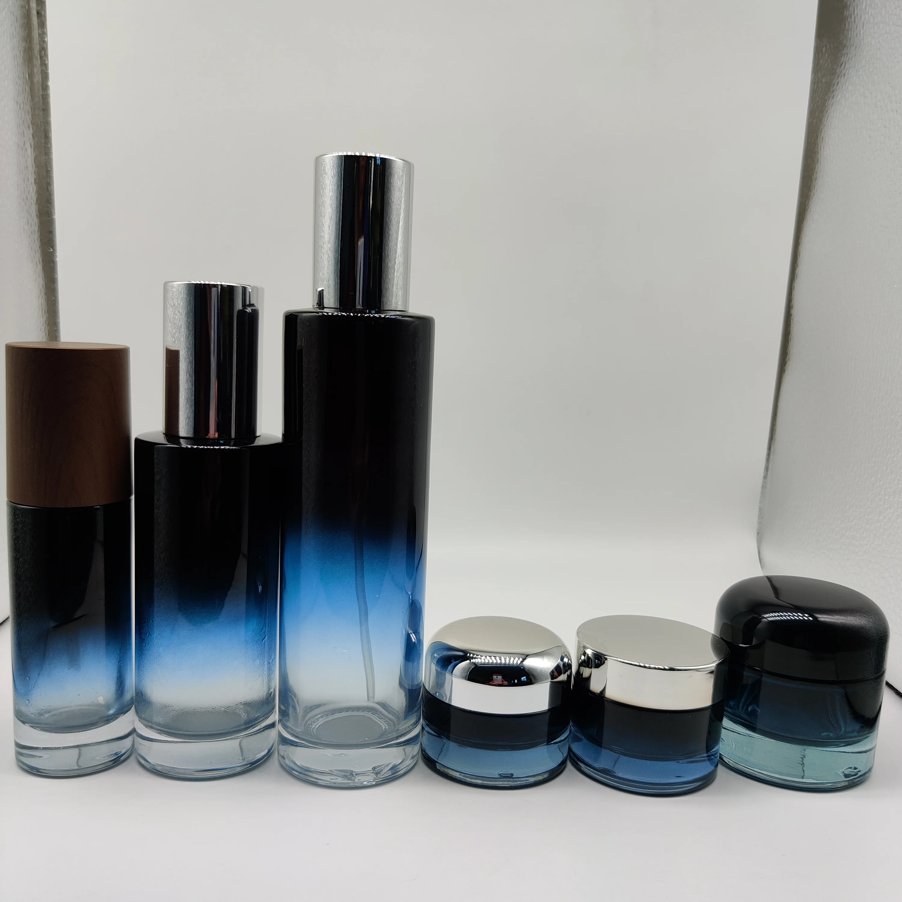 

Luxury Cosmetic packaging 30ml 50ml 120ml 200ml gradient blue thick bottom glass bottle with pump