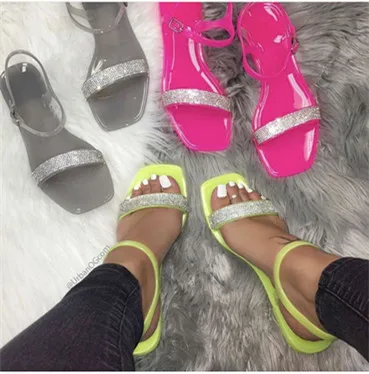 

Fashion 2021 slippers word diamond summer women's sandals European and American hot style flat shoes
