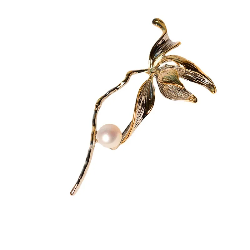 Vintage Rose Flower Brooch Freshwater Pearl Corsage for Women Europe Winter Wedding Engagement Gift Accessories