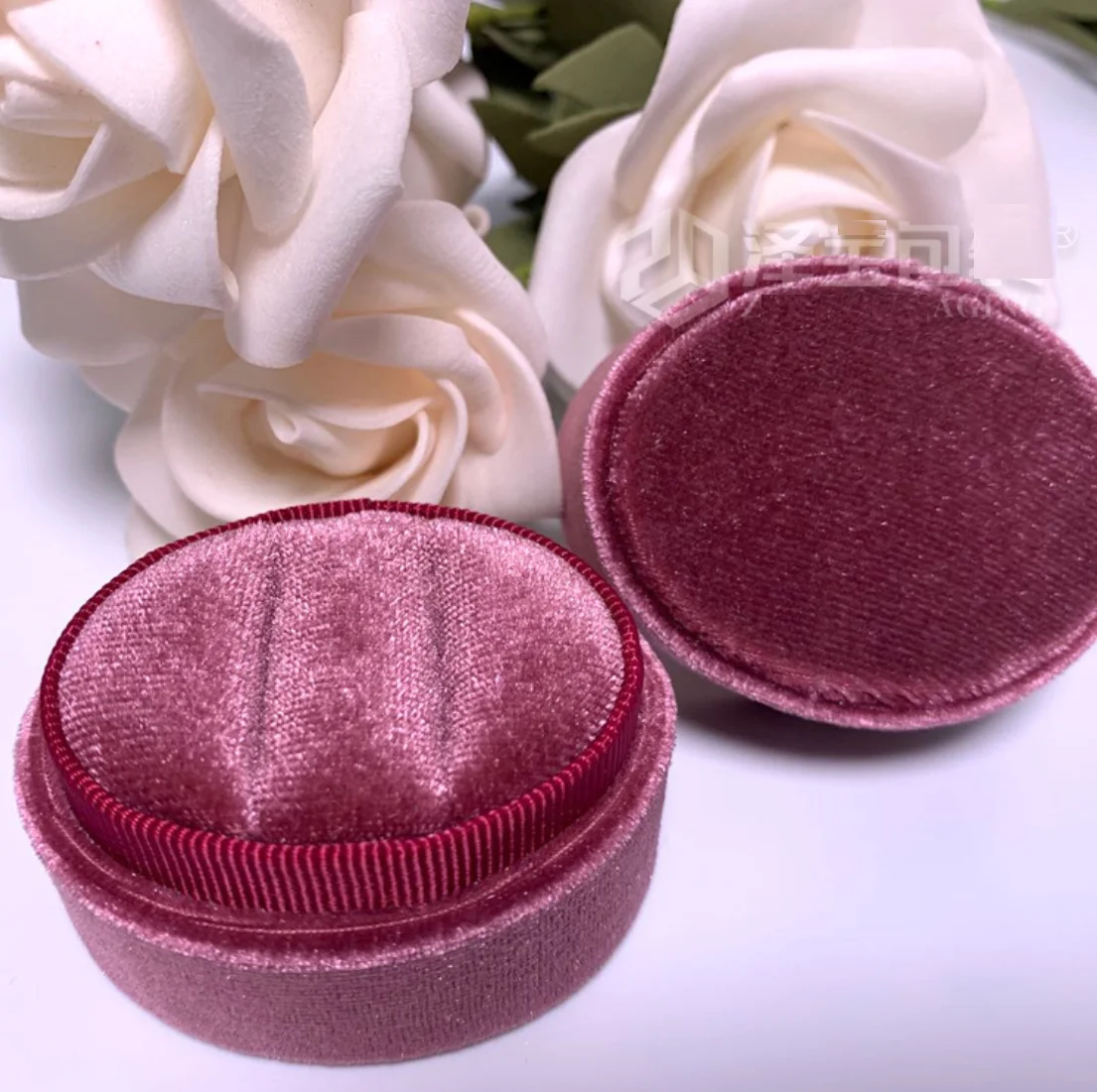 

2020 custom luxury oval dark red wine color double ring package box velvet suede jewelry box, Pink white grey red