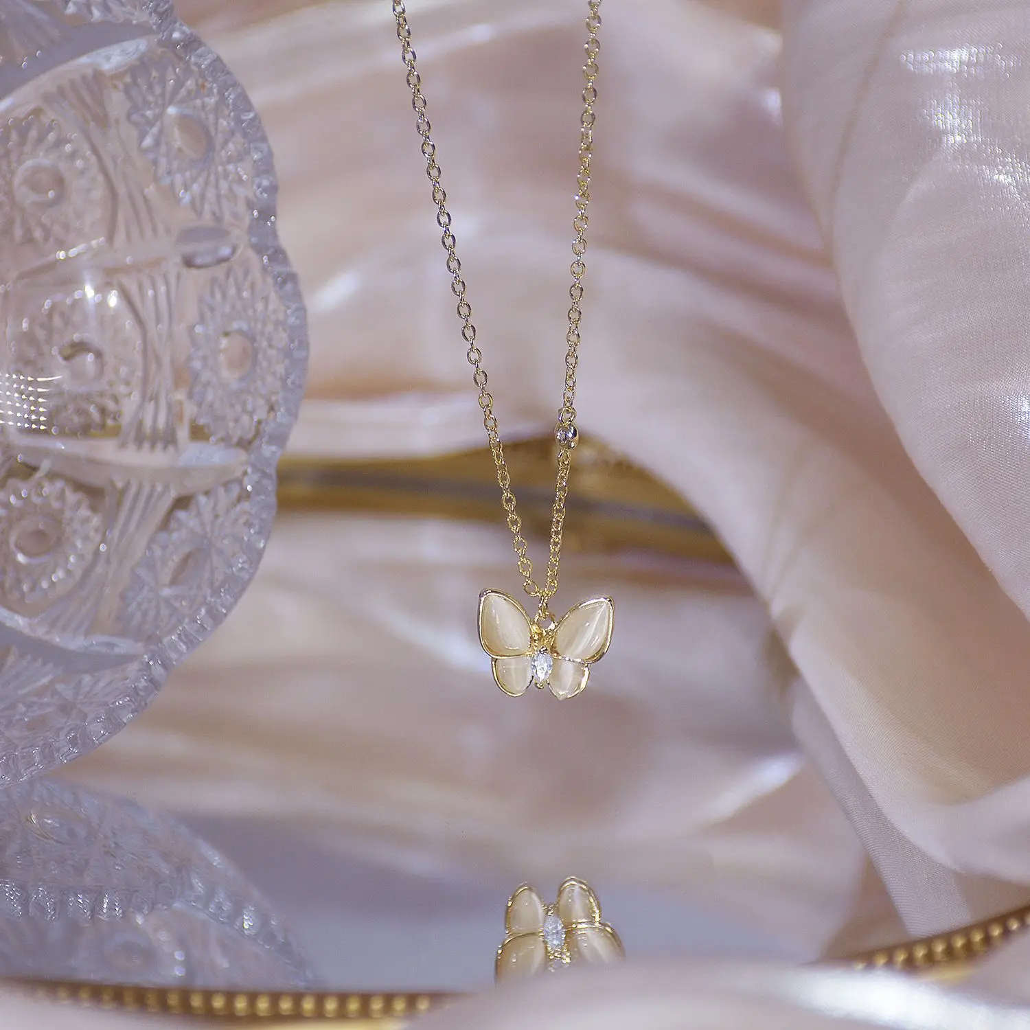 

INS Hot Sale Vintage Style Gold Plated Shell Opal Butterfly Pendent Necklace Crystal Diamond Opal Butterfly Necklace