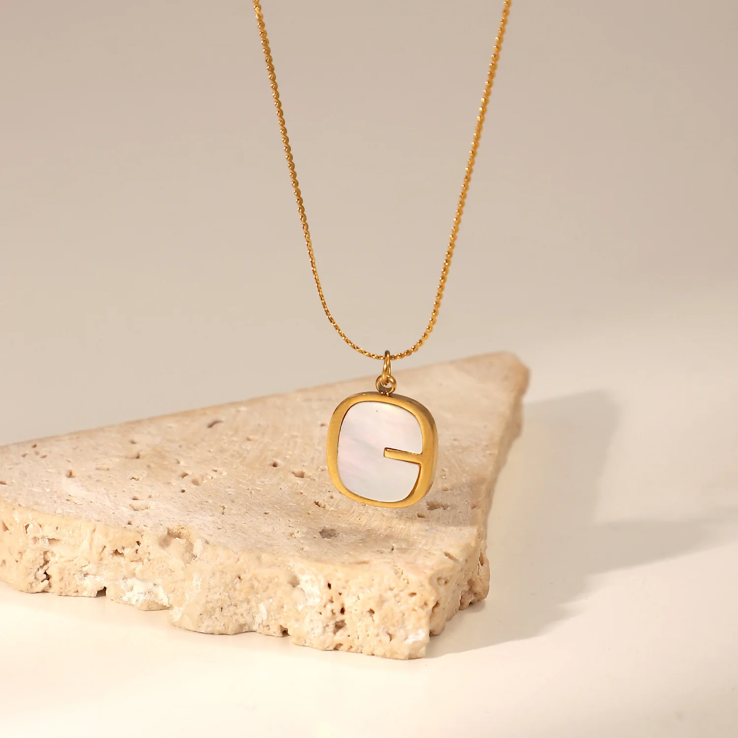 

Vershal B384 European 18k Gold Plated Stainless Steel C-Letters Shell Square Pendant Necklace Jewelry