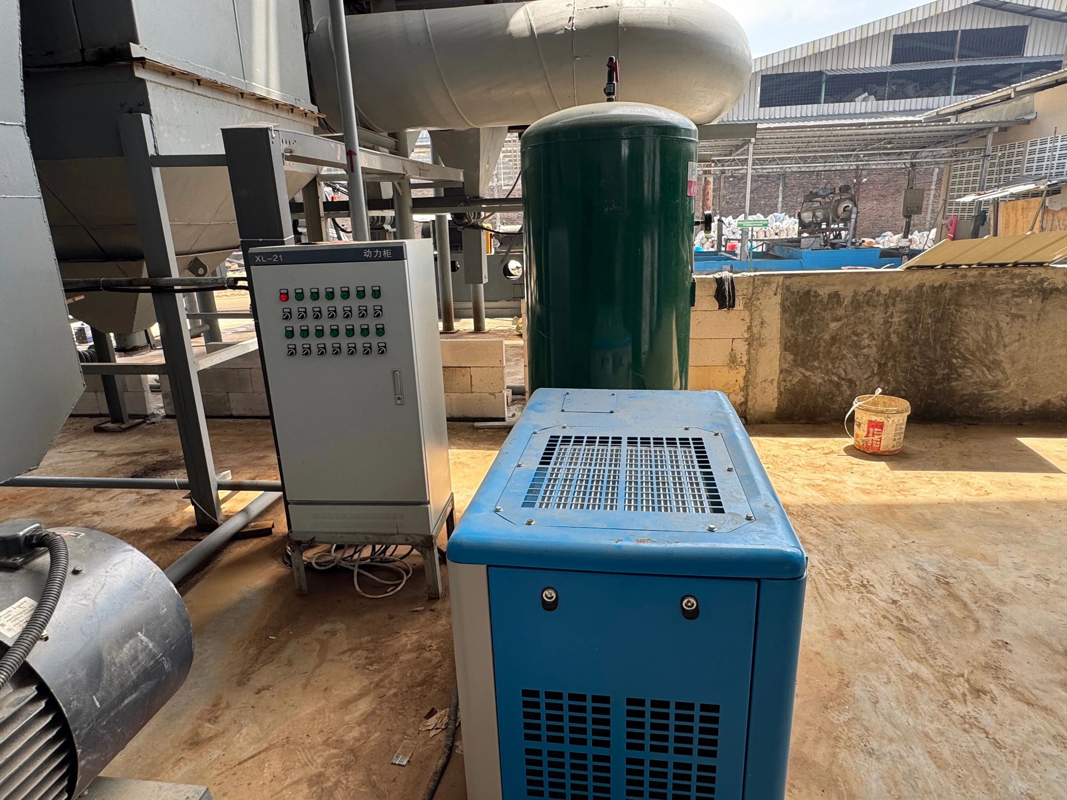 Outdoor power cabinet and air receiver