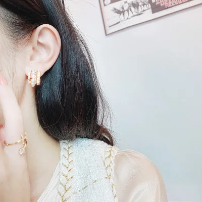 

High sense of the minority Girl earrings pearl earrings female temperament S925 silver needle retro C type earrings, Gold