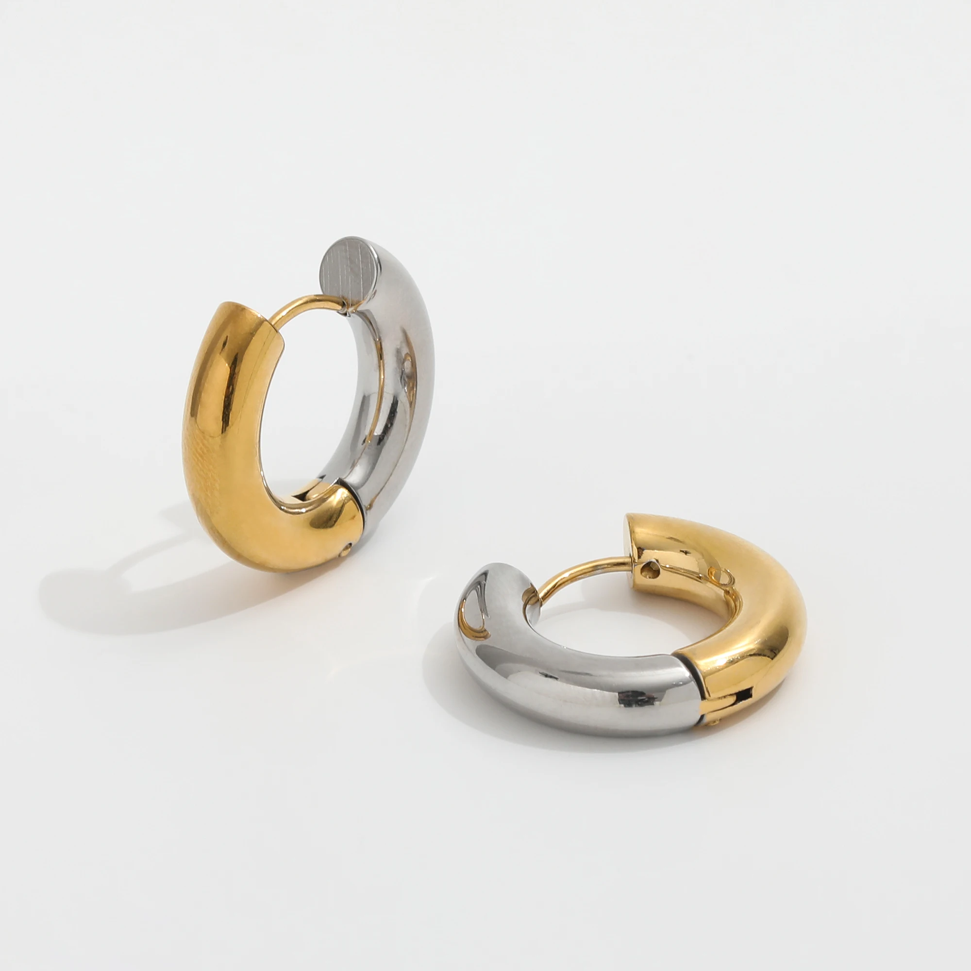 Trendy Earring 18K Gold Plated Gold & Silver Two-tone Simple Huggie Hoop Earrings Stainless Steel Jewelry Wholesale