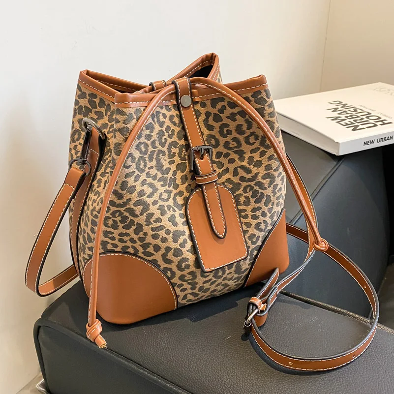 

2021 New Trendy Fashion Customized Designs Women Hand Bags Crossbody All-Match Shoulder Three-Dimensional Bag Bucket Bag, 3 colors