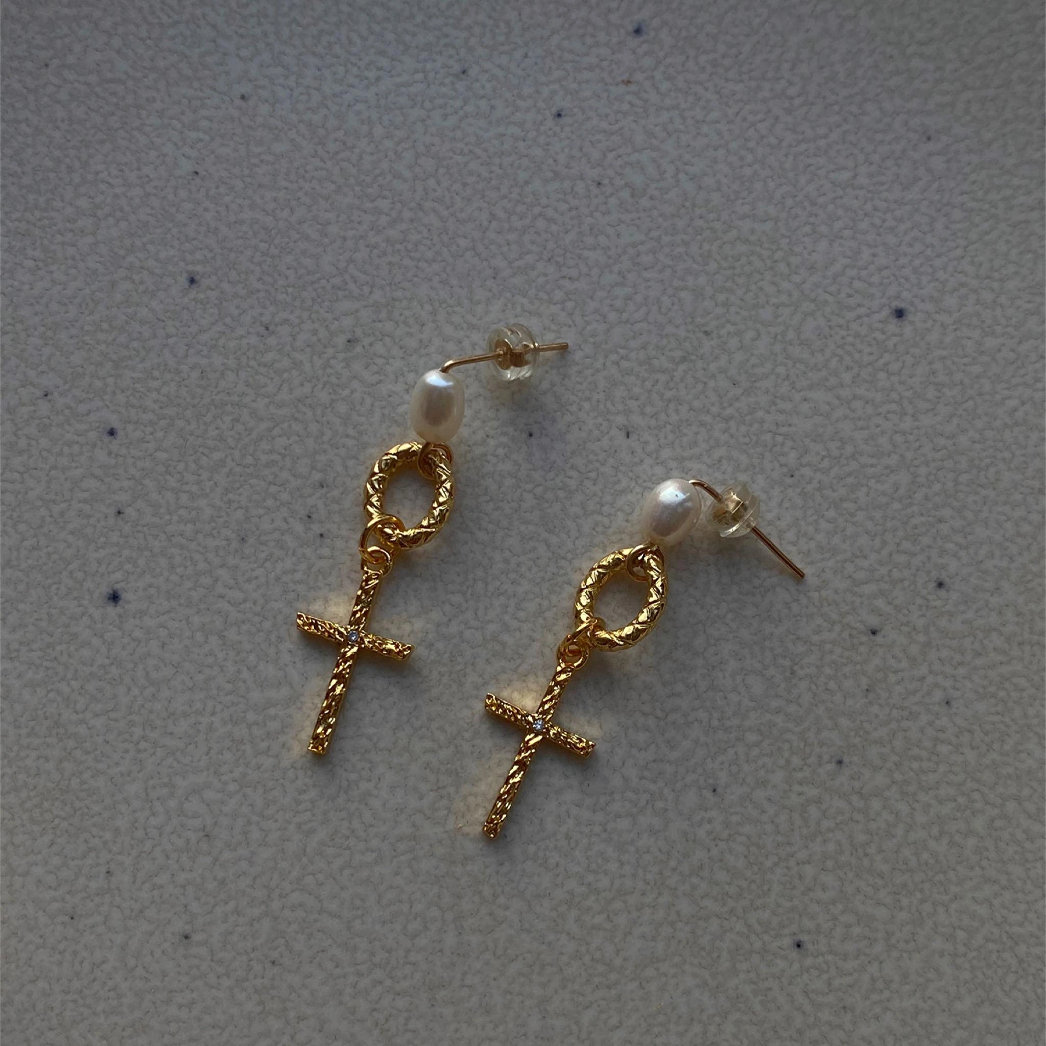 

14K Gold Filled New Design Statement Vintage Natural Pearl Earrings Alloy Gold Plated Cross Crystal Pendant Stud Earrings