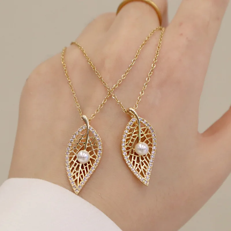 

Exquisite Hollow Micro Paved Cubic Zircon Leaf Pendant Necklace 18k Gold Plated Stainless Steel Leaf Necklace Women Party