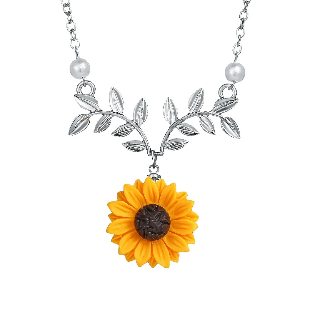 

Fashionably inspired sunflower necklace with versatile pearl sunflower pendant