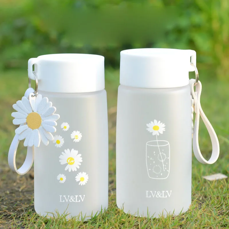 

Wholesale Hot Selling Custom Plastic Tea Cup White Daisy Painted Portable Plastic Water Bottle, Picture