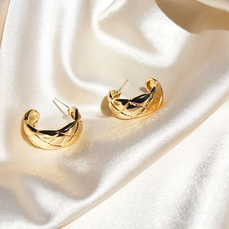 

Fashion Vintage 18K Gold Plated Rhombus Grid C Shape Circle Earrings Metal Grid Texture Hoop Earrings