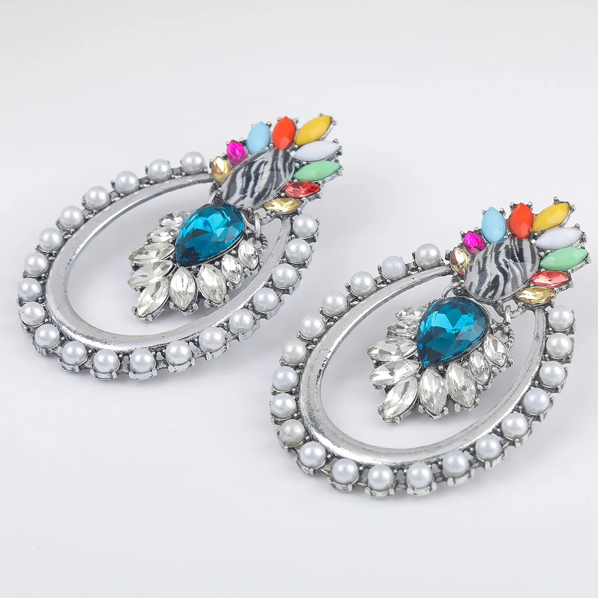 

Glistening Silvery Set Diamond Pearl Pendant Earring Geometrical And Contracted Bohemian Glamour Earring Is A Woman