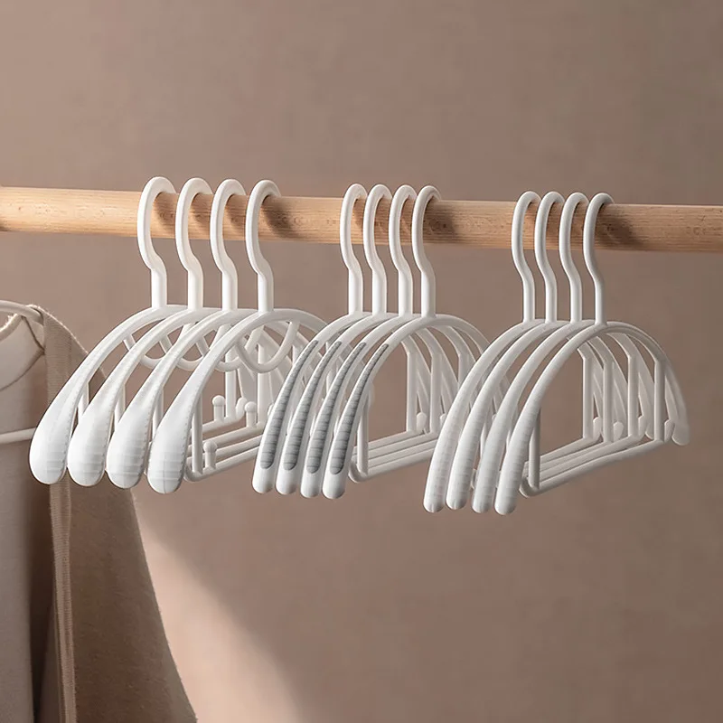 

DS947 T-shirt Space Saving Notched Hangers Recyle Non Slip Suit Hanger Shoulder Grooves White Plastic Clothes Hanger, White;grey