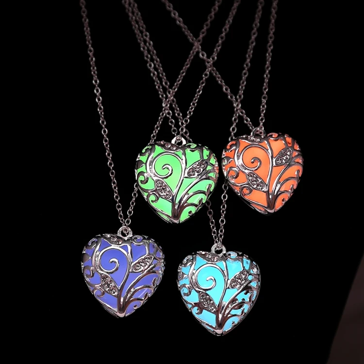 

Fashion Charm Silver Hollow Heart Pendant Locket Glow In The Dark Night Necklace For Women