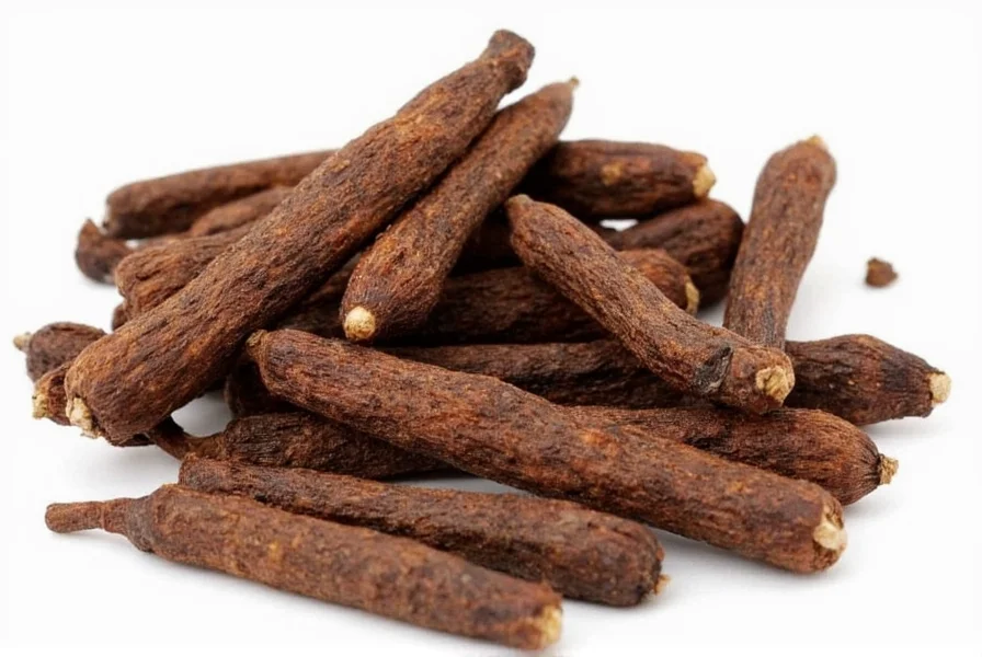 Zubereitung von Nelkentee mit ganzen Nelken, die in einer Teekanne ziehen