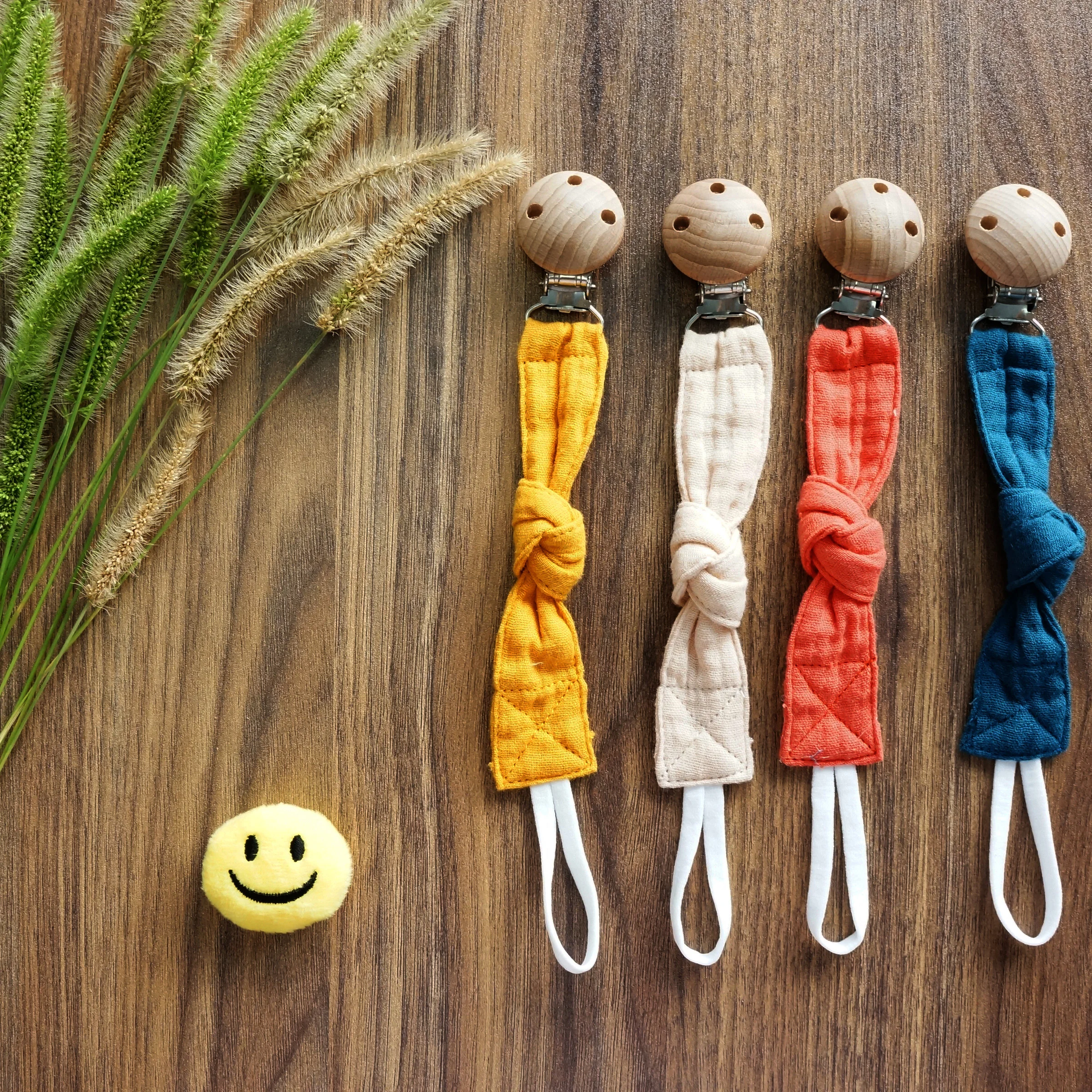 

Cute And Fashion Baby pacifier clip chain pacifier holder clip woodern pacifier clip, Any paton colour code is avilable