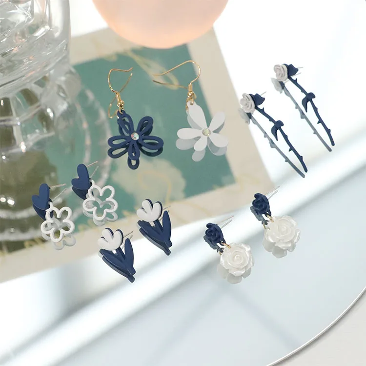 

Silver Needle Fresh Blue White Crossover Color Asymmetric Hollow Flower Hook Earrings New Design Daisy Rose Fashion Earrings