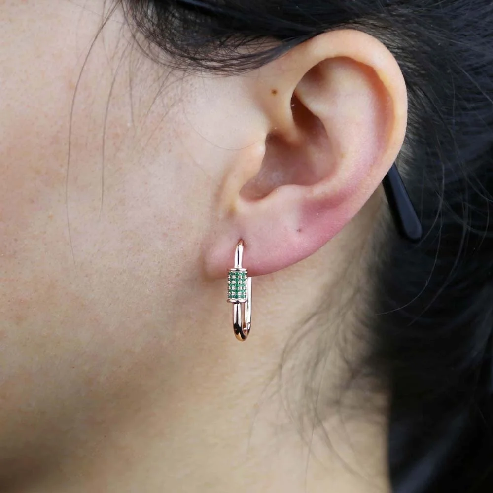

2021 New Safty Pin Earrings for Women Mens Rainbow Blue Red Green White Cz Paved Hoop Earrings Girls Fashion Personality Brincos