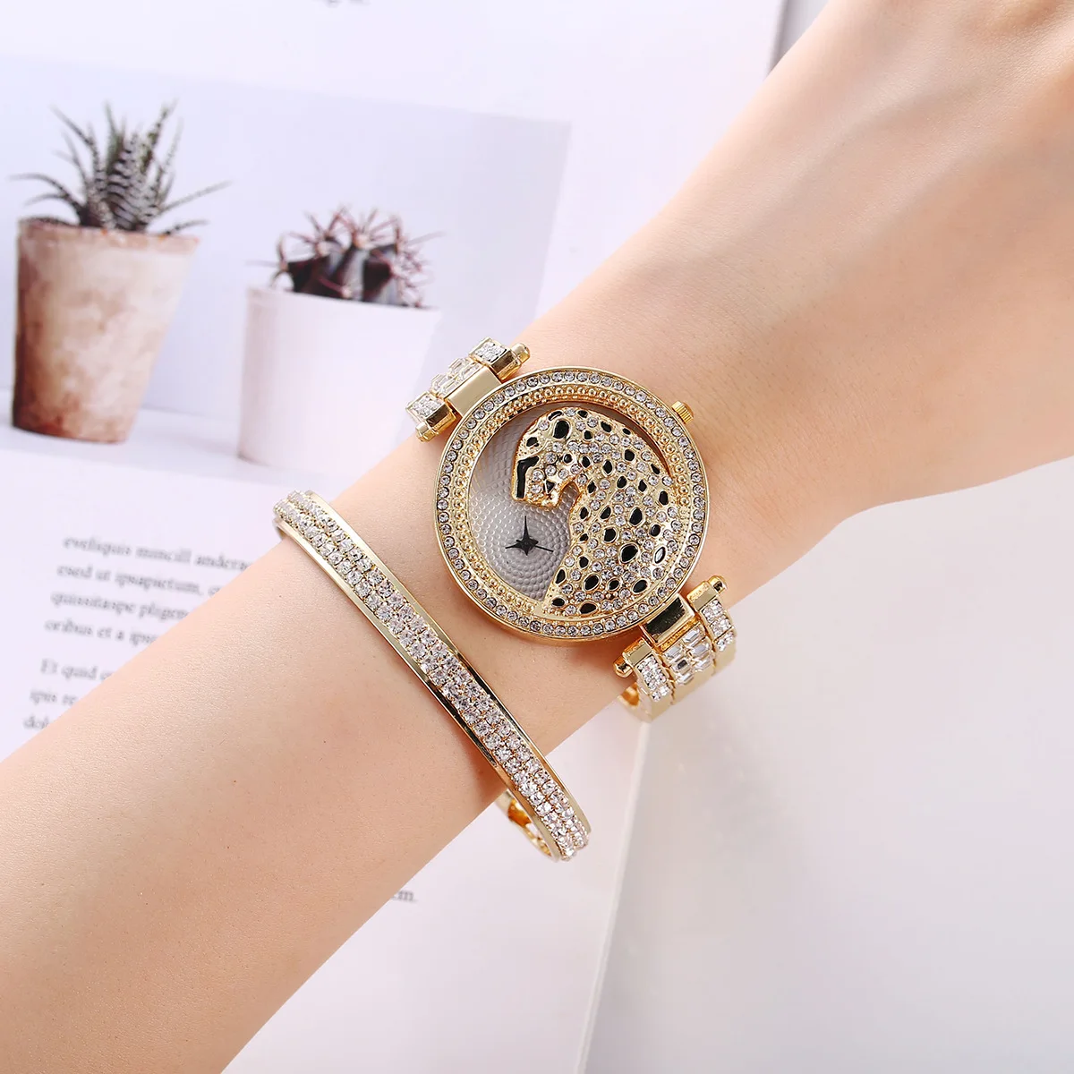 

4440 2pcs set Leopard Diamond Watch for Women Stainless Steel Band Business Bracelet Wristwatch, 4 color as photo