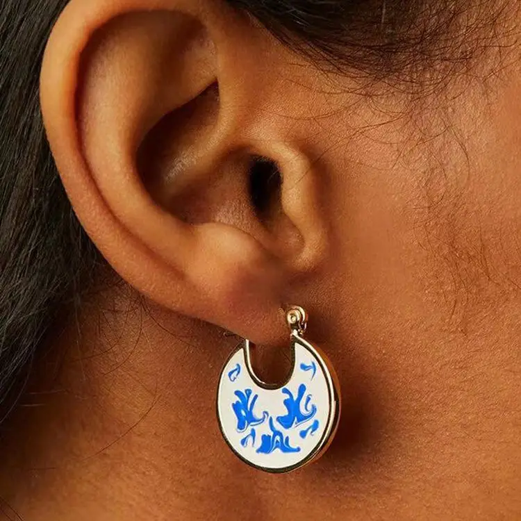 

Unique China Women Earring Jewelry Gold Plated Ethnic Marble Blue Enamel Oil Drip Ceramic Huggie Hoop Earring, White