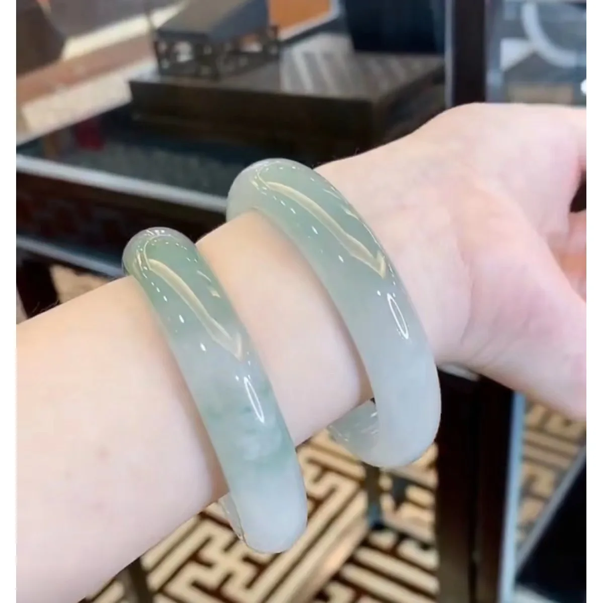 

Jadeite Natural Myanmar Mine Timber Jade Bracelet Ice Waxy Kinds Floating Olive Green White Ice Jade Sunny Water Female