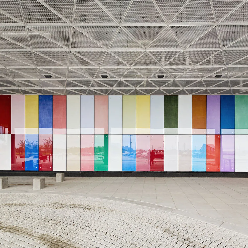 釉面玻璃是一种无机釉 (又称油墨),印在玻璃表面上, 然后干燥,回火或