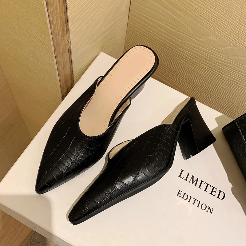 

Summer Outdoor Black/White/Pink Leather Pointed Toe V-Cut Block Heel Mules