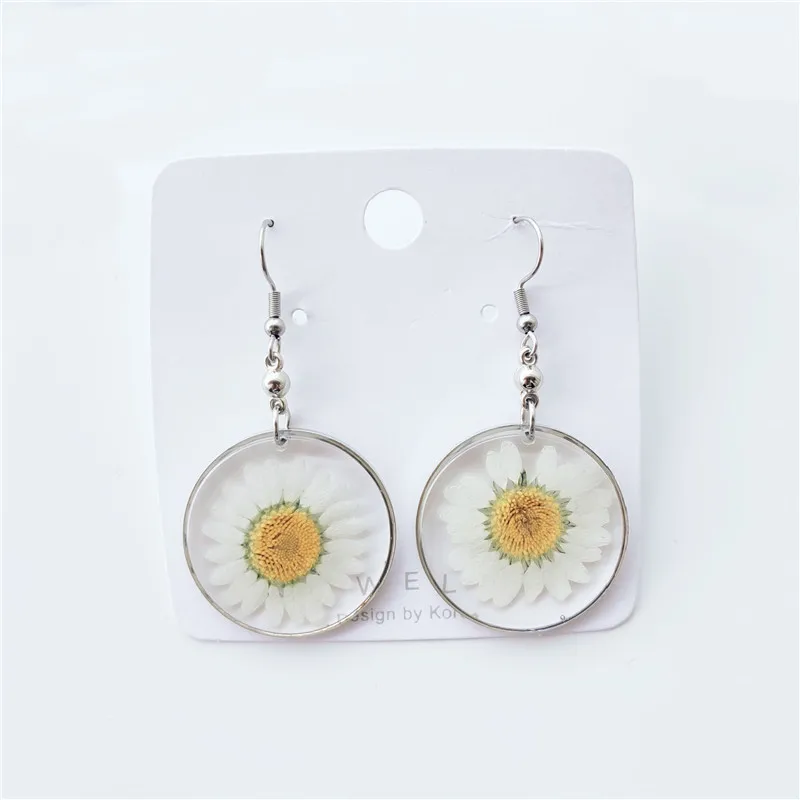 

Cross-border hot selling hot-selling epoxy resin dried flower crystal chrysanthemum earrings earrings female jewelry