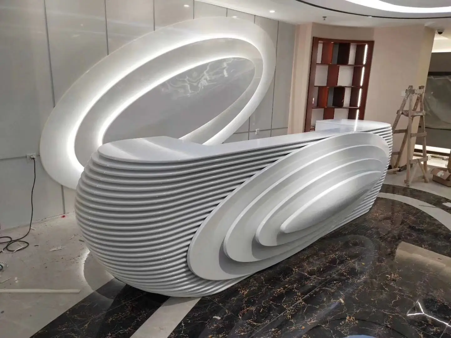 独特的设计围绕不锈钢金色商务接待台店柜台为俱乐部沙龙酒吧酒店定制