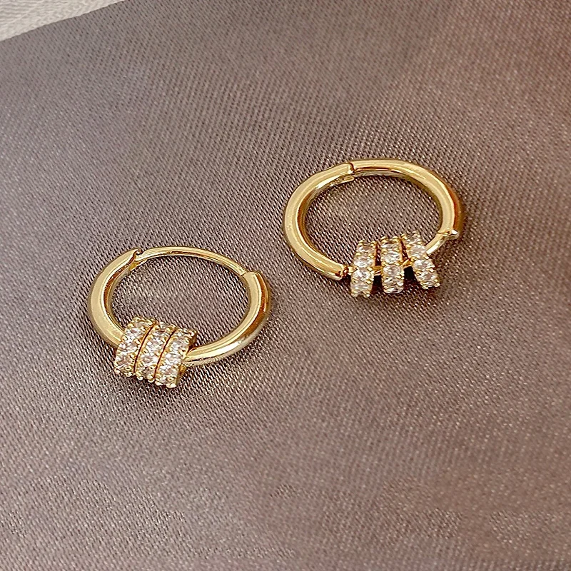 

fashion crystal hollow circle stud earrings
