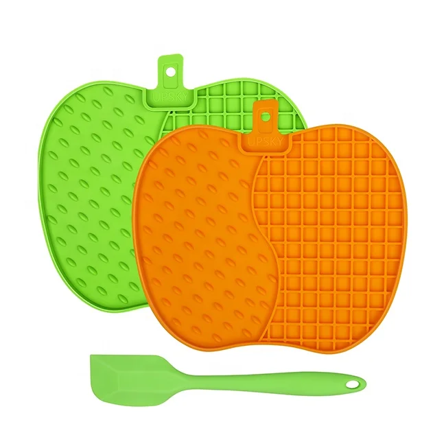 

New Apple Shape Dog Bath Peanut Butter Lick Pad Pet Food Treat Slow Feeder Bowl Silicone Pet Lick Mat Dog With Spoon