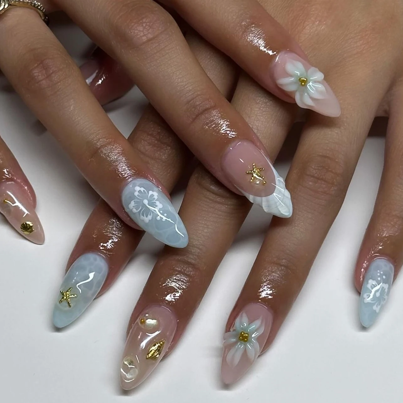 Dropshipping 24 Pcs 3720 Elegant Floral Nail Tips 3D Flowers Gold Accents Medium Almond Press on Nails Artificial Fingernails