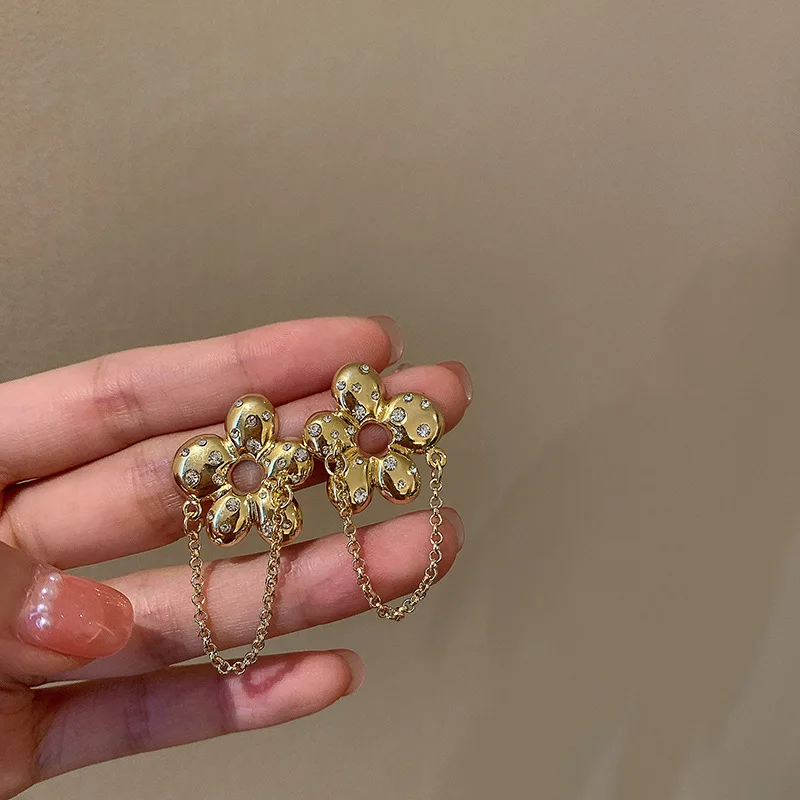 

fashion trendy crystal flower stud earrings for women