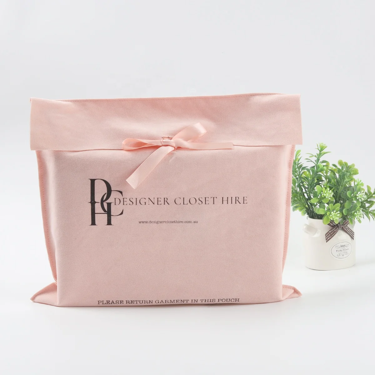 

Custom Logo Printed Pink Velvet Envelope Cosmetic Makeup Bag Luxury Envelope Dust Shopping Cloth Pouch, Brown,pink,grey,red,black, blue, gold, camel.