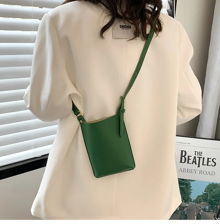 

2022 Fashion Pu Leather Phone Cross Body Bag Ladies Mini Sling Bag Adjustable Leather Strap Purse Womens Crossbody Phone Bag, Solid colors