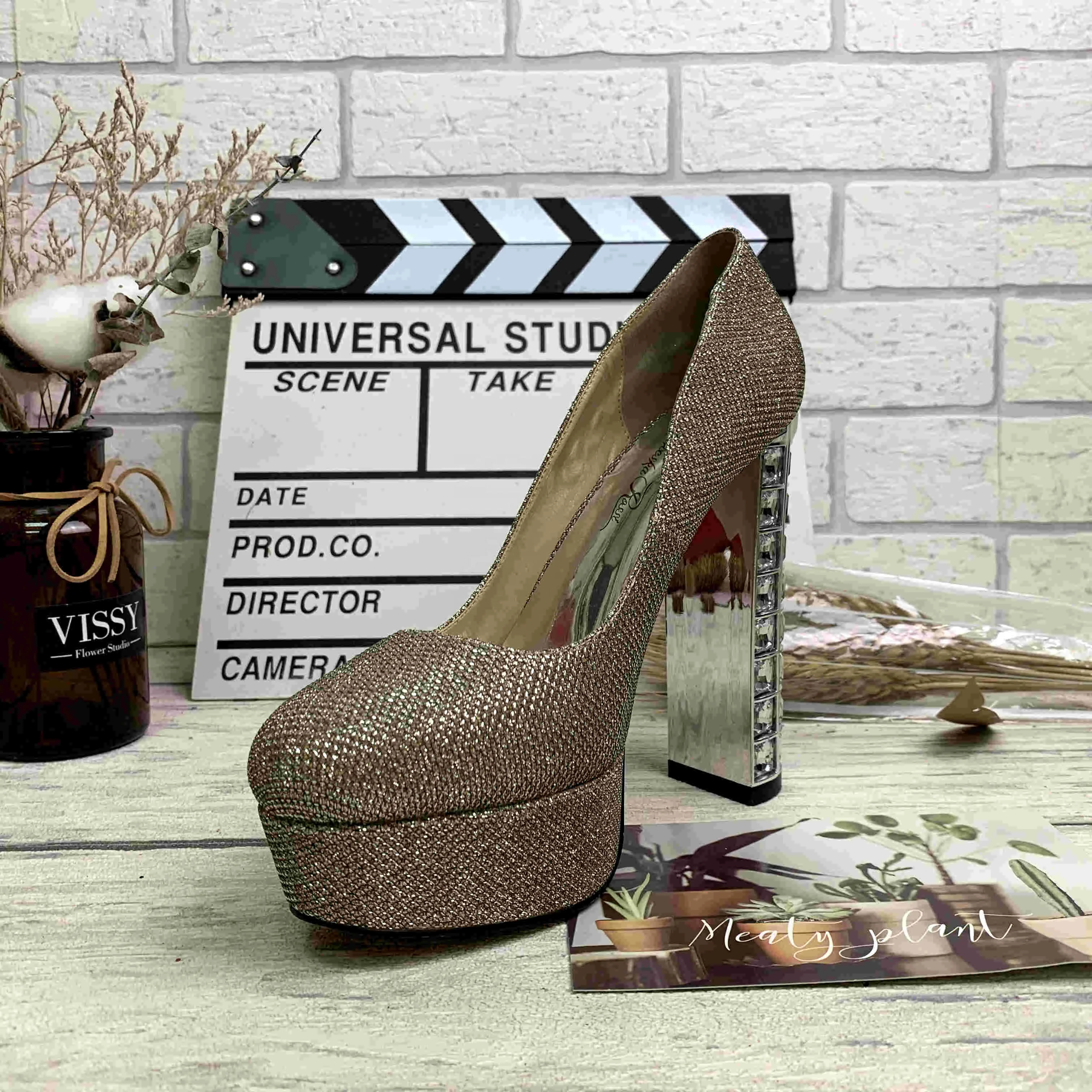 

2021 spring new transparent thick heel shiny surface waterproof platform ladies high heels European style large size wholesale, Silver gold