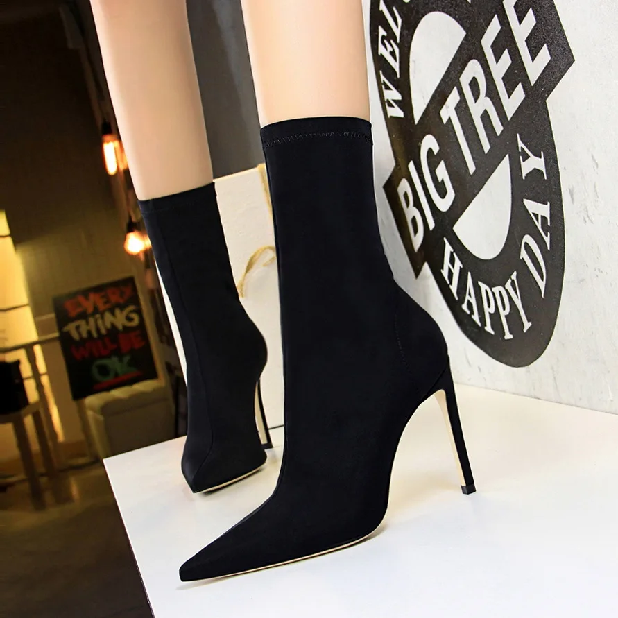 

LFZ-139 2020 New Design Women Winter Boots Metal Ring Pointed Toe Chunky Heels Martin Boots