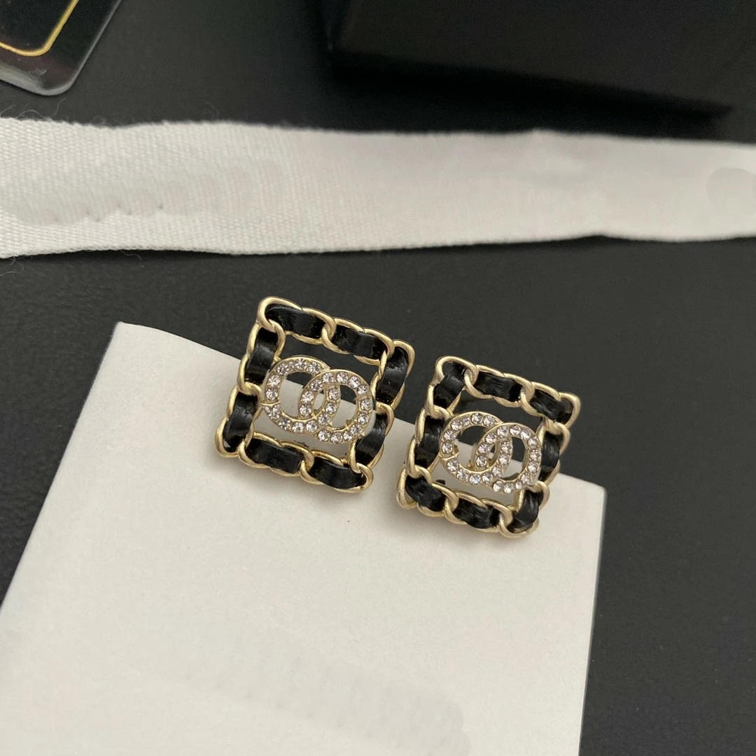 

2021 European and American fashion classic retro earrings designer jewelry pearl CC earrings, Picture shows