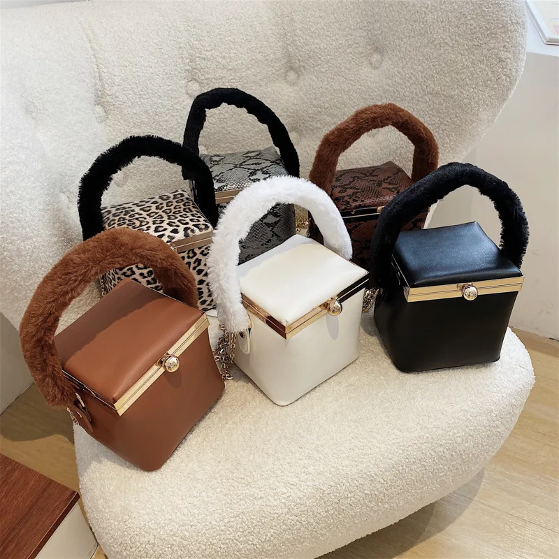 

Wholesale Celebrity Women Handbags&Purses 2022 Leopard Print Personalized Furry Bracelets Carry Messenger Box Bag, 6 colors