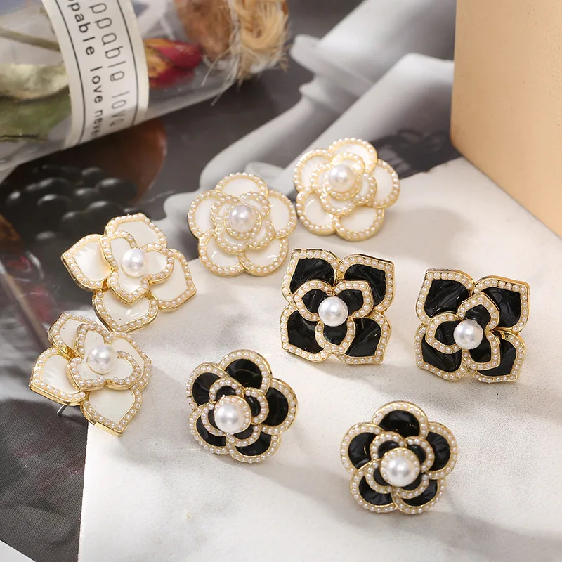 

High Quality Design Camellia Flower and Pearls Mix Stud Earrings For Girls Ladies, Black and white colors