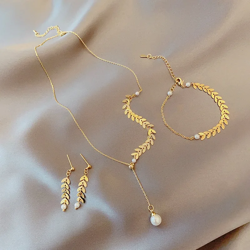 

Trendy Statement Jewelry set 18K Gold Simple Three-Piece Set Niche Design Bracelet Pearl Necklace Wheat Earrings Set For Women